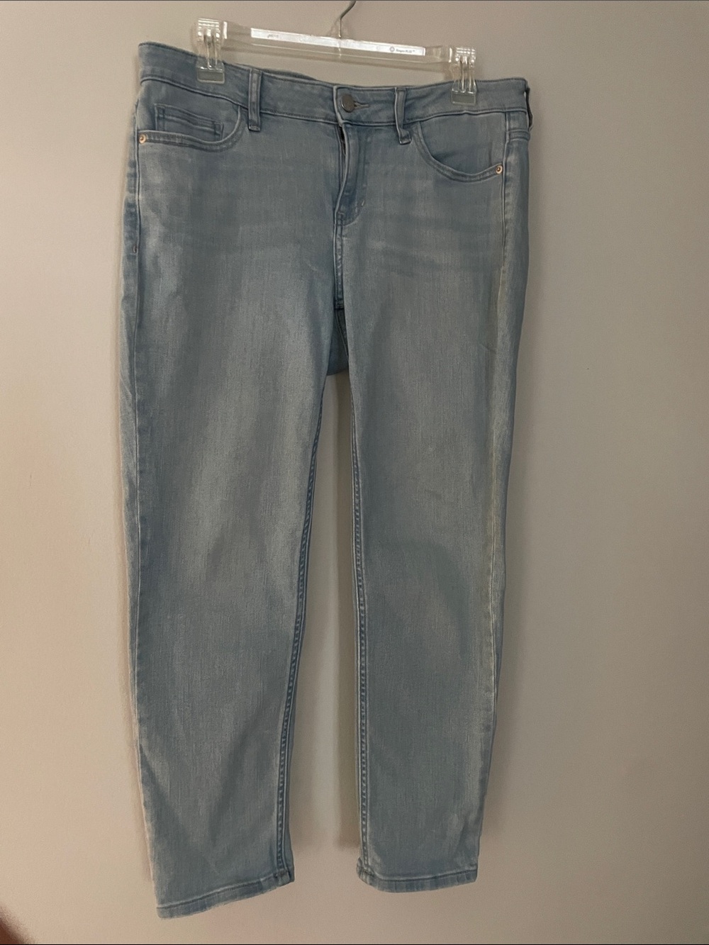 Calvin Kleins Womens Light Washed Capris